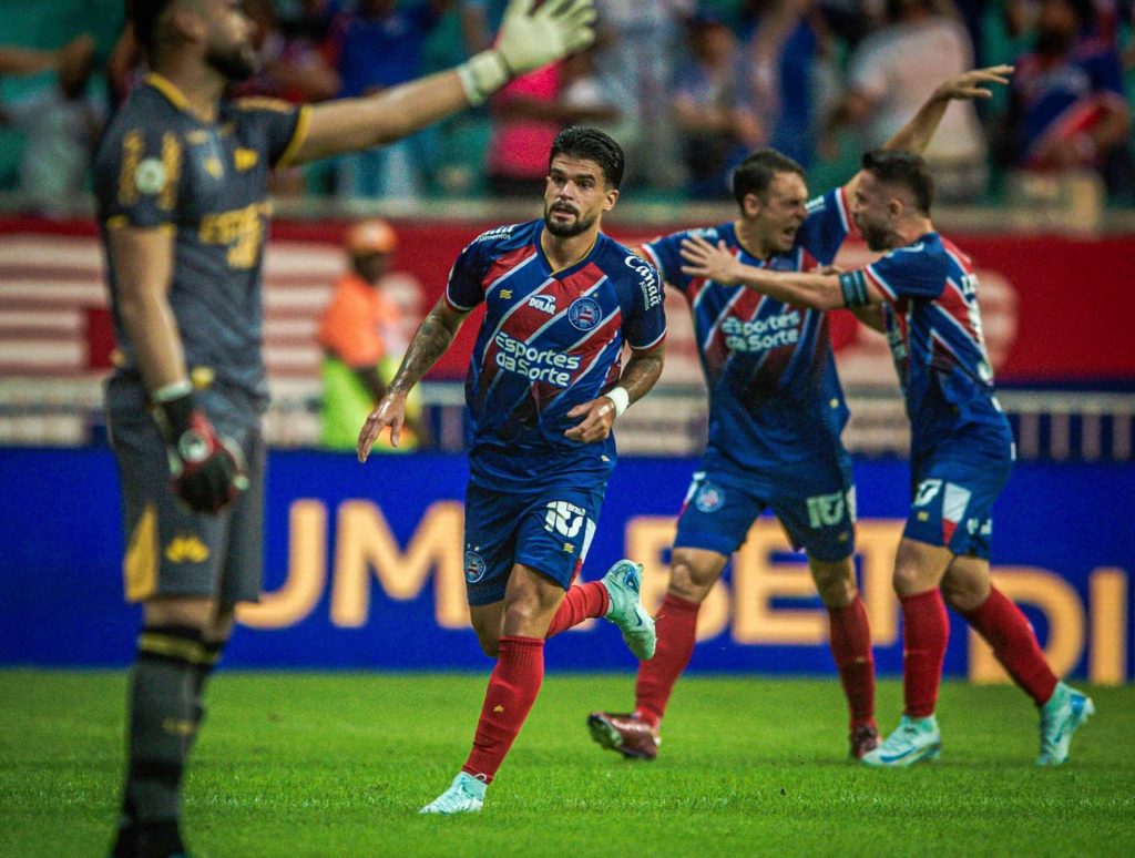 Cauly, do Bahia, comemorando um gol marcado com a camisa do clube na temporada de 2024.