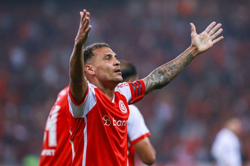 Alan Patrick comemora gol pelo Internacional na vitória sobre o Fortaleza no Beira-Rio