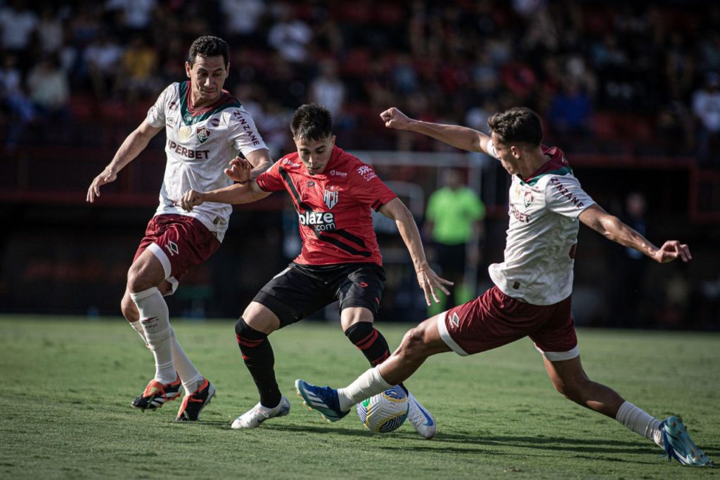 Alejo Cruz e Ganso em lance de Atlético-GO x Fluminense pelo Brasileirão