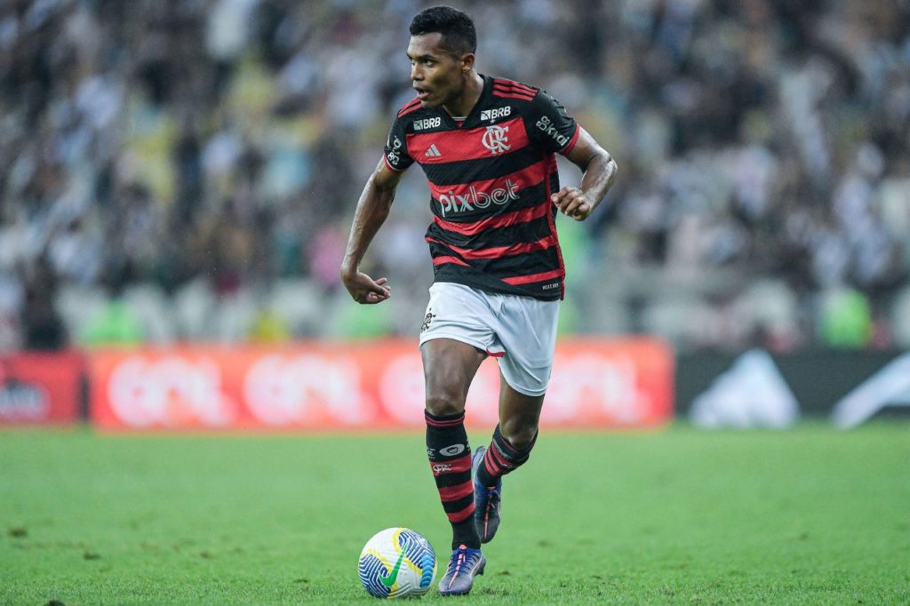 Alex Sandro em jogo do Flamengo no Maracanã