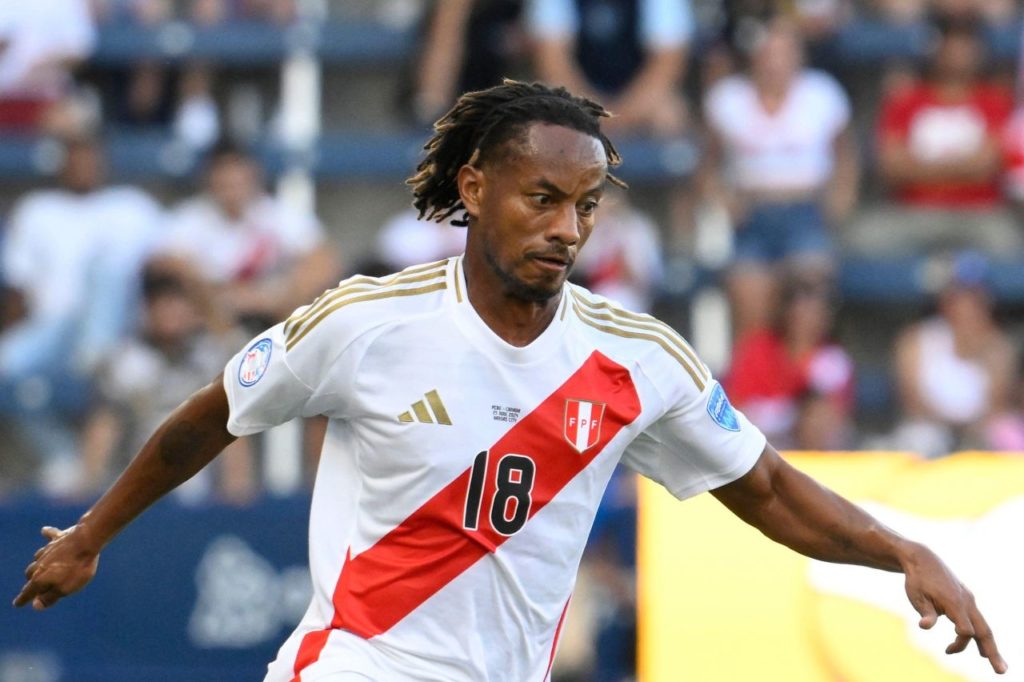 Meia André Carrillo em jogo pela seleção peruana