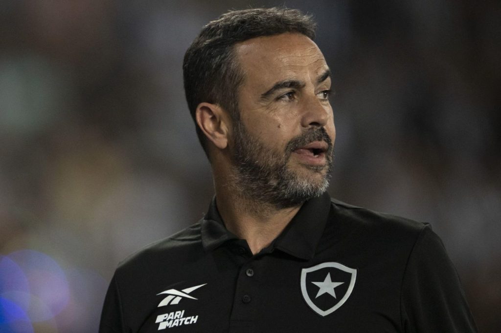 Técnico Artur Jorge no comando do Botafogo no Brasileirão