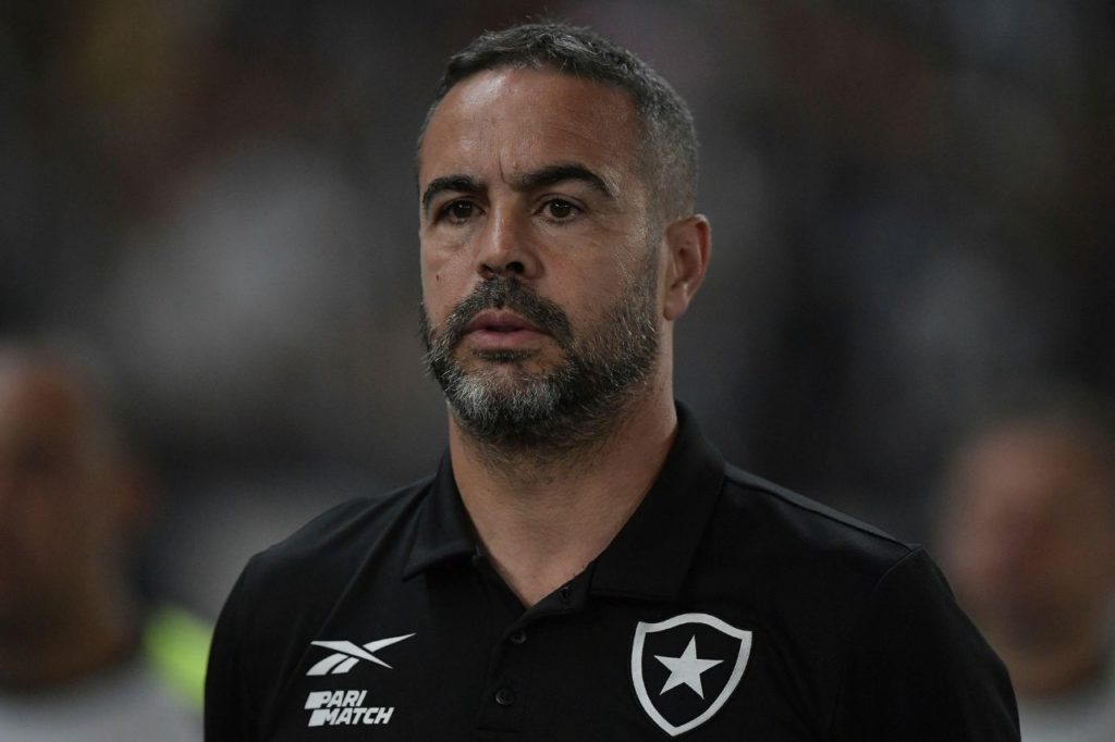 Técnico Artur Jorge em jogo do Botafogo no Brasileirão