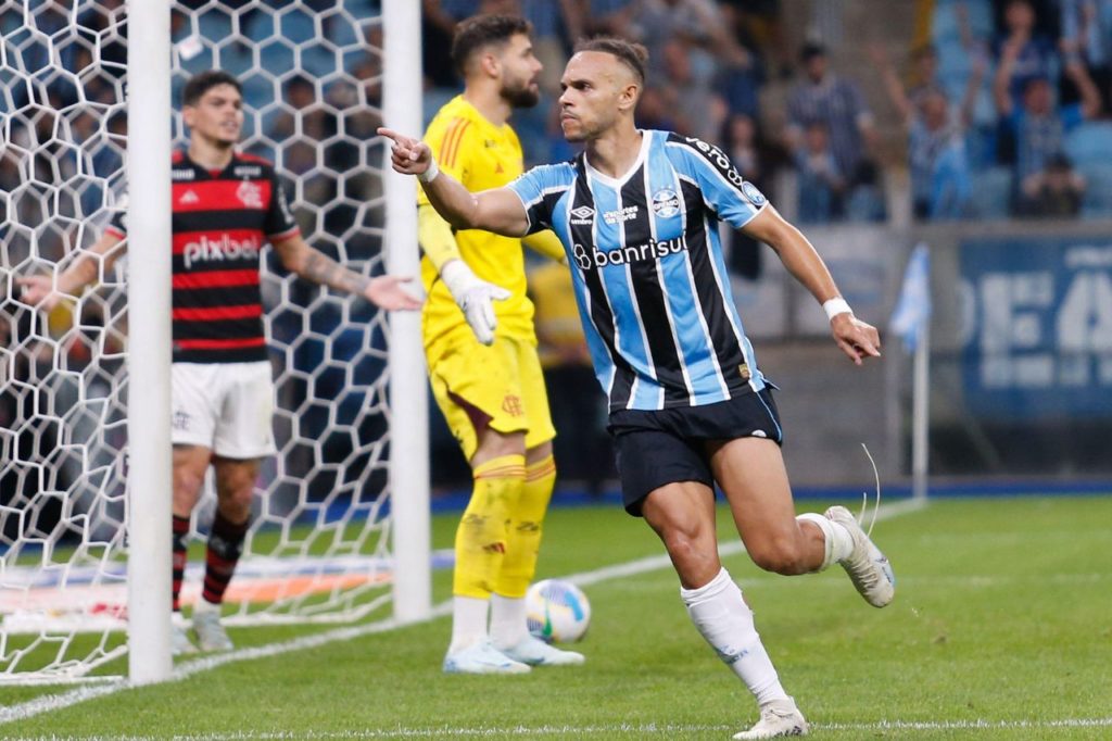 Atacante Braithwaite comemora gol do Grêmio em cima do Flamengo na Arena