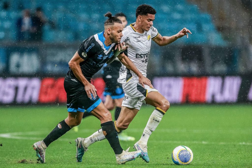 Martín Braithwaite sendo marcado por Newton na derrota do Grêmio para o Criciúma pelo Brasileiro