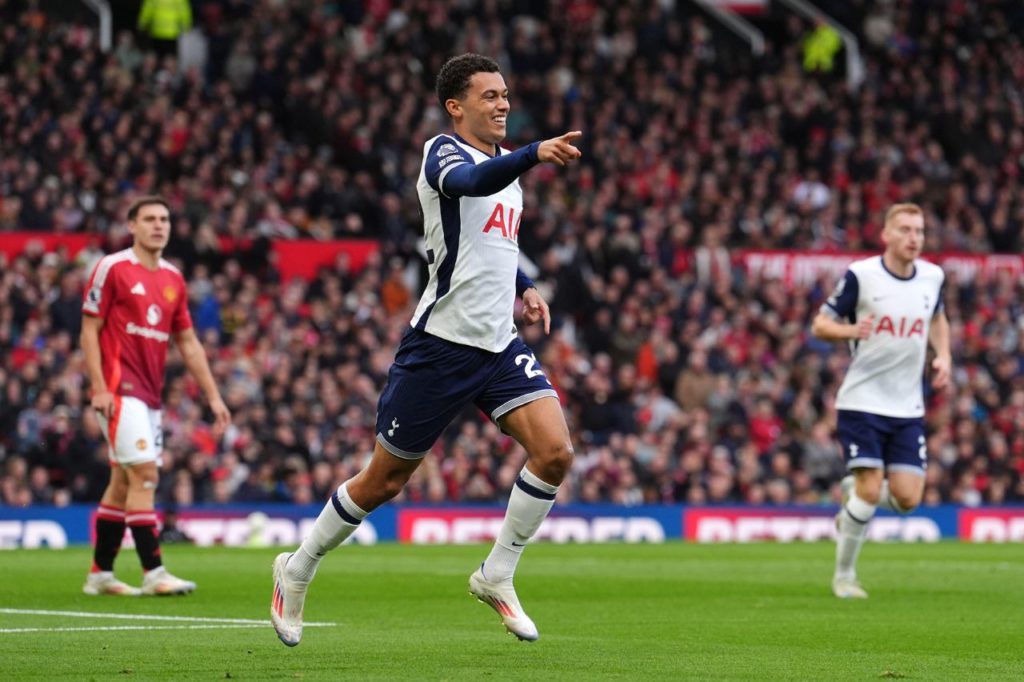 Brennan Johnson do Tottenham comemora gol sobre o Manchester United em Old Trafford