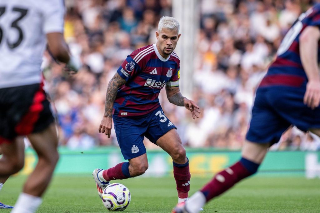 Volante Bruno Guimarães em jogo do Newcastle na Premier League