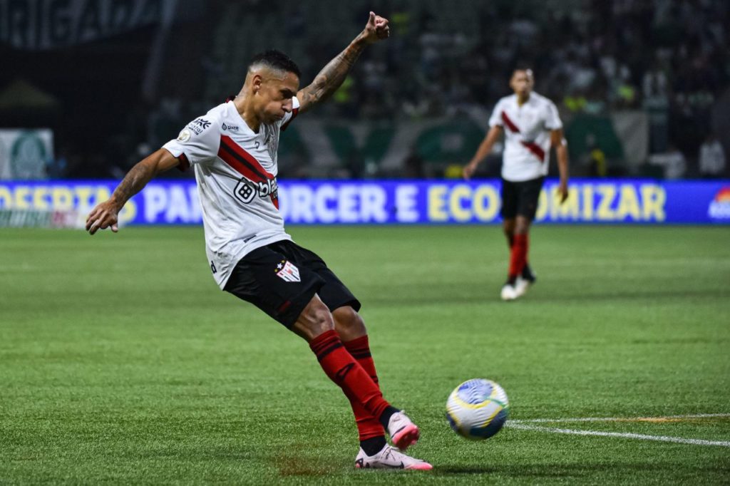 Lateral-direito Bruno Tubarão em jogo do Atlético-GO no Brasileirão