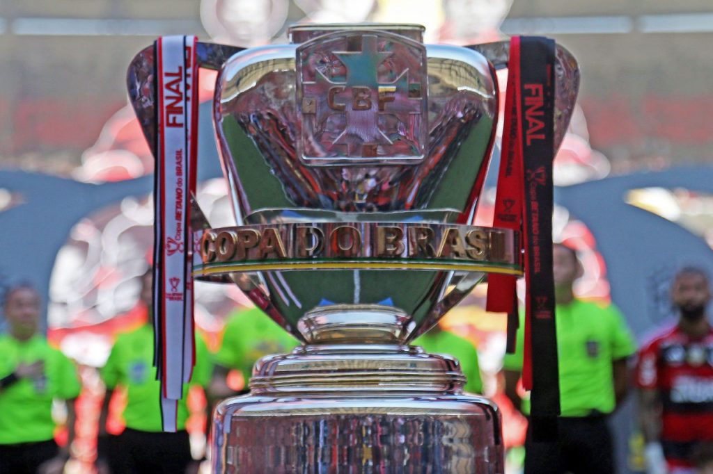 Taça da Copa do Brasil no gramado