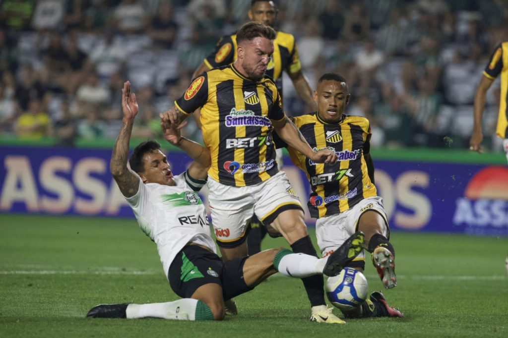 Jogadores de Coritiba e Novorizontino em disputa de bola em partida da Série B no Couto Pereira