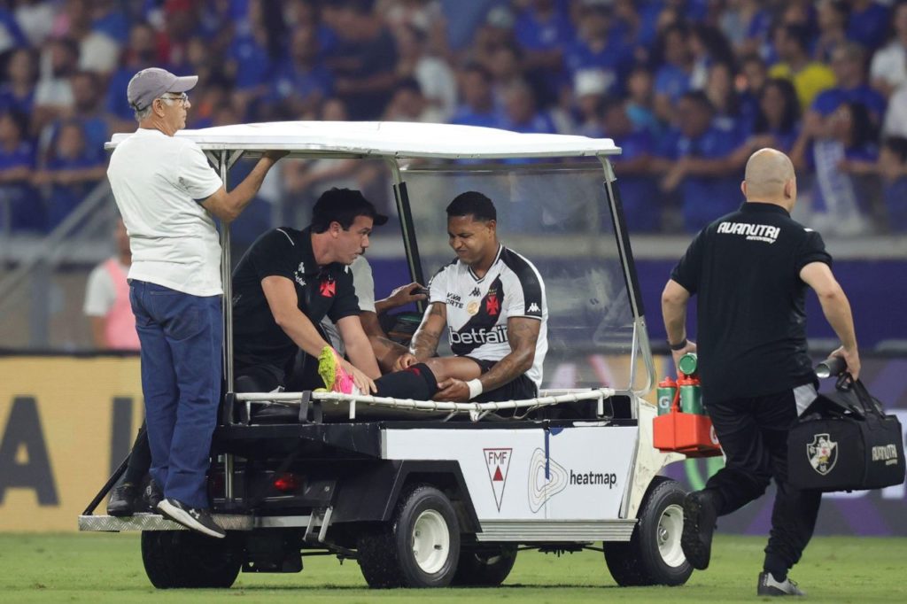 Atacante David do Vasco sai de campo de maca por lesão grave no joelho