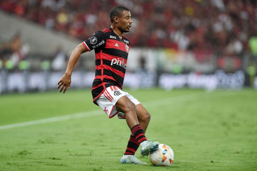 Meia uruguaio De La Cruz em jogo do Flamengo no Maracanã