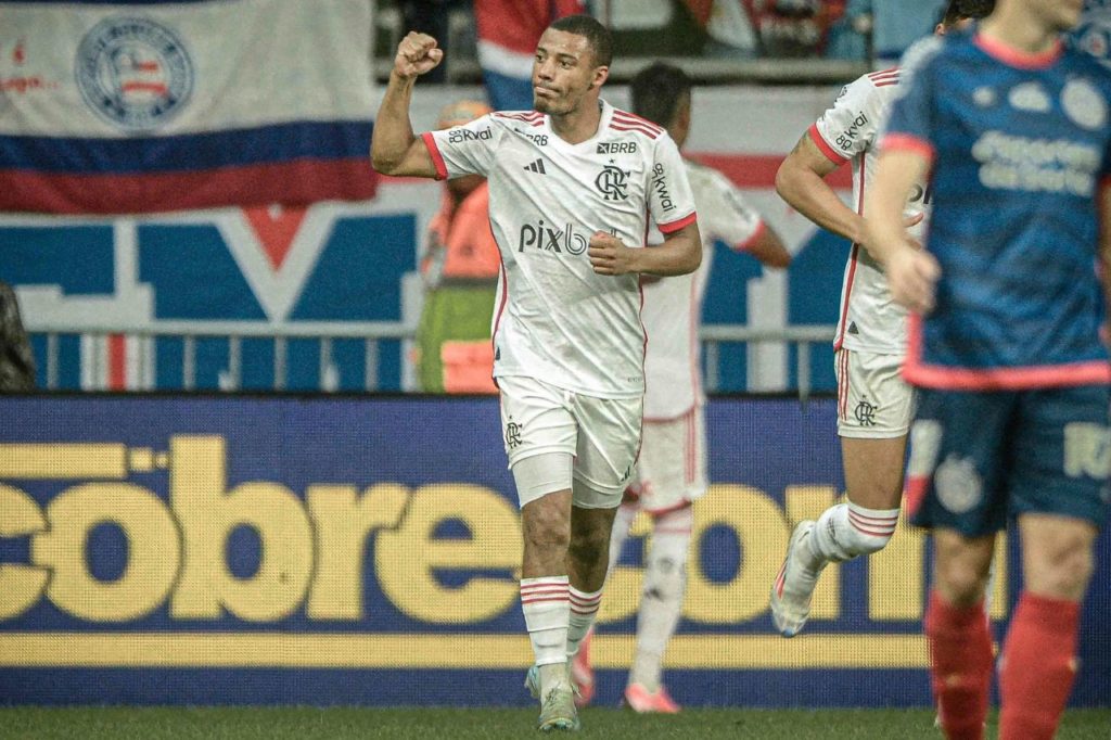 Meia uruguaio De La Cruz comemora gol pelo Flamengo