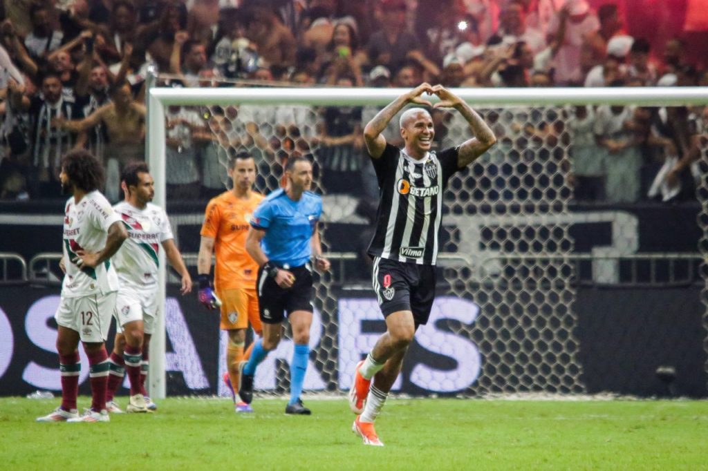 Centroavante Deyverson comemora gol da classificação do Atlético Mineiro na Libertadores