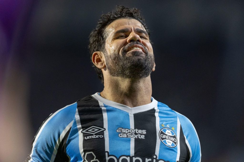 Atacante Diego Costa em jogo do Grêmio