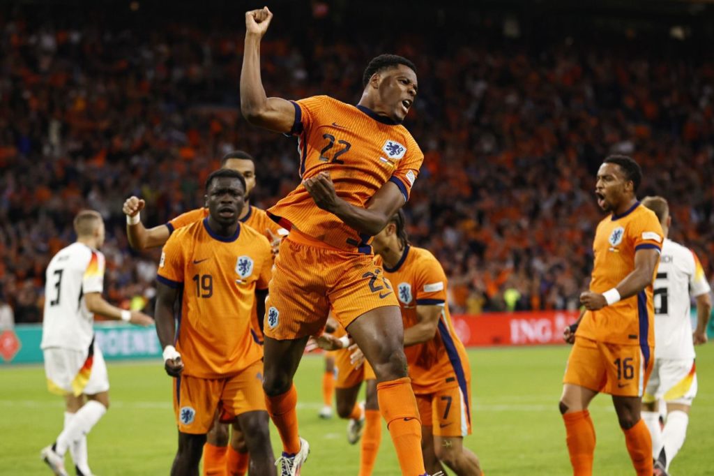 Dumfries comemorando o gol de empate da Holanda com a Alemanha pela Nations League