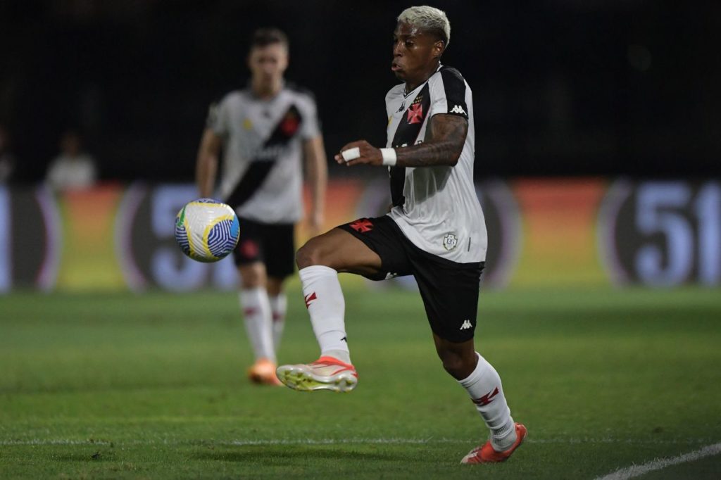 Atacante Emerson Rodríguez em jogo do Vasco