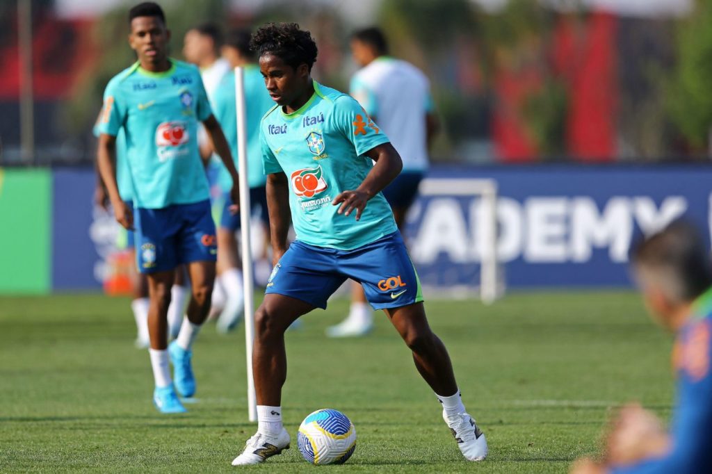 Atacante Endrick em treino da seleção brasileira para jogo das Eliminatórias