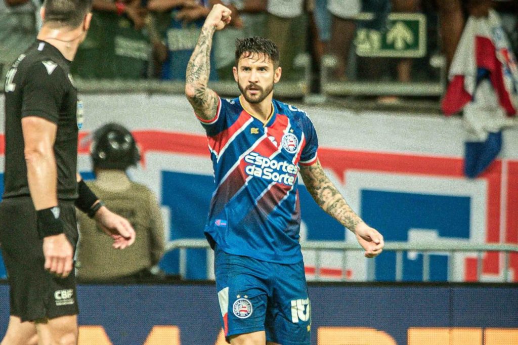 Everaldo comemora gol do Bahia na vitória sobre o Atlético-MG na Fonte Nova