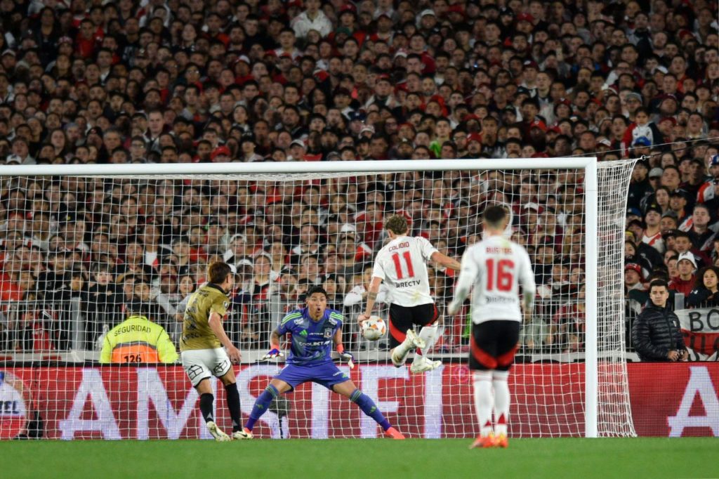 Colidio finaliza para marcar o gol da vitória do River Plate sobre o Colo-Colo no Monumental de Núñez