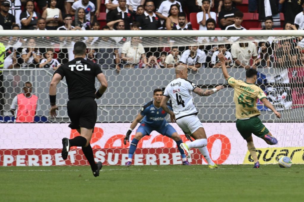 Atacante Flaco López finaliza para marcar o gol da vitória do Palmeiras sobre o Vasco no Mané Garrincha