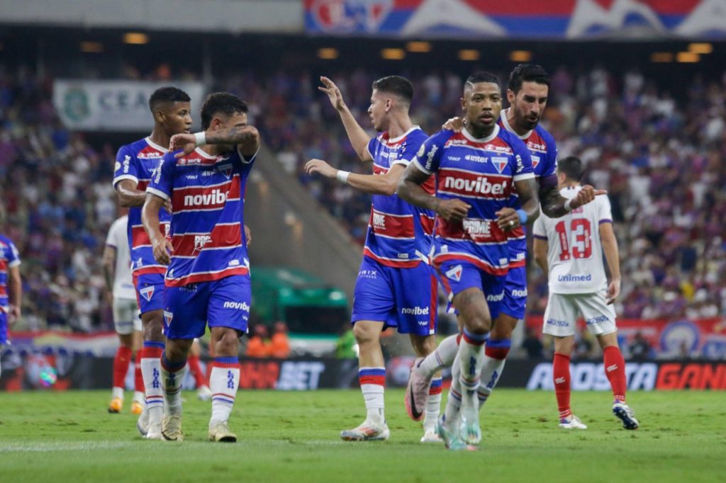 Jogadores do Fortaleza comemorando gol no campo