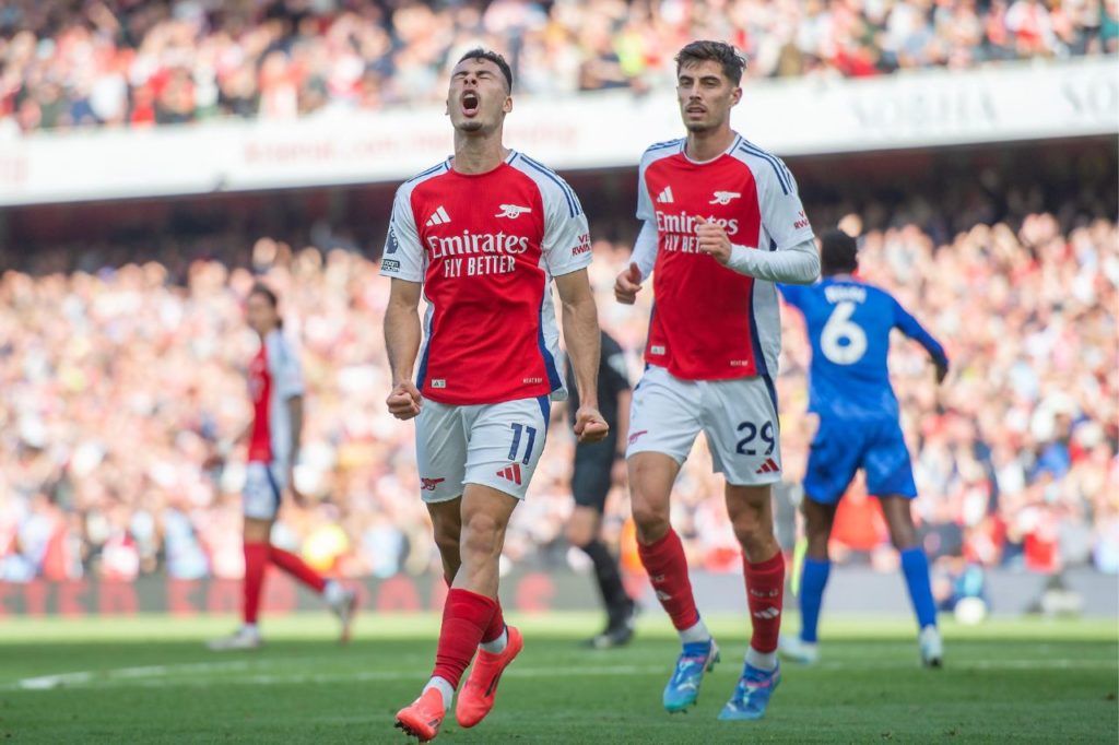 Atacante brasileiro Gabriel Martinelli comemorando gol do Arsenal