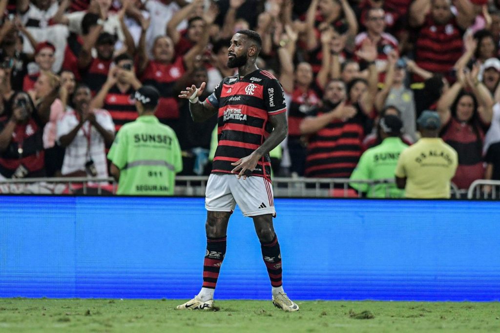 Meia Gerson comemora gol do Flamengo na vitória sobre o Athletico-PR