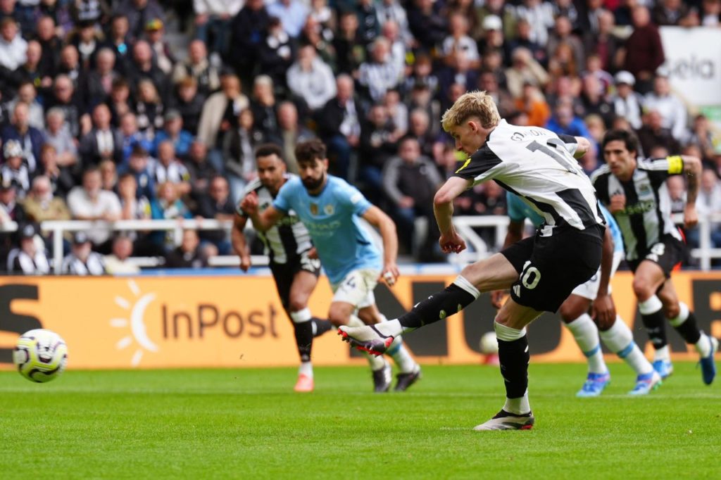 Anthony Gordon bate pênalti para empatar o jogo entre Newcastle e Manchester City no St. James Park