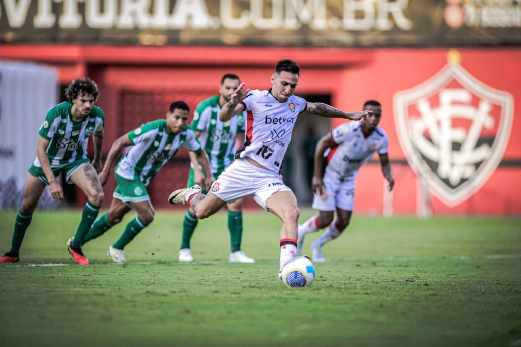 Gustavo Mosquito bate pênalti para garantir o triunfo do Vitória sobre o Juventude