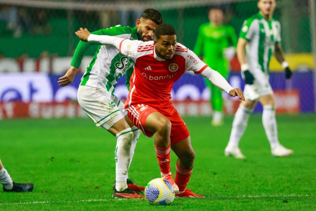 Meio-campista Gustavo Prado em jogo do Inter no Brasileirão