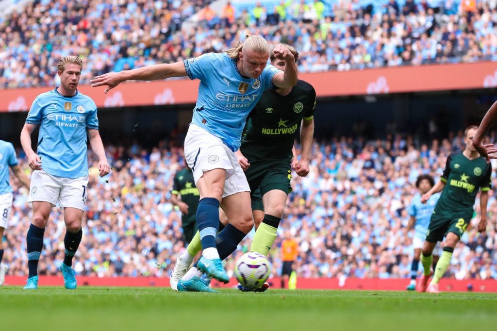 Centroavante Haaland finalizando para marcar na vitória do Manchester City na Premier League