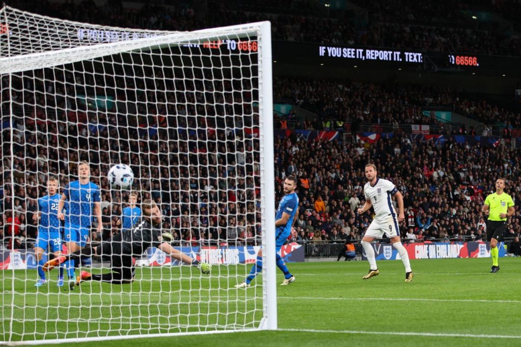 Atacante Harry Kane marcando o segundo da Inglaterra na vitória em cima da Finlândia em Wembley