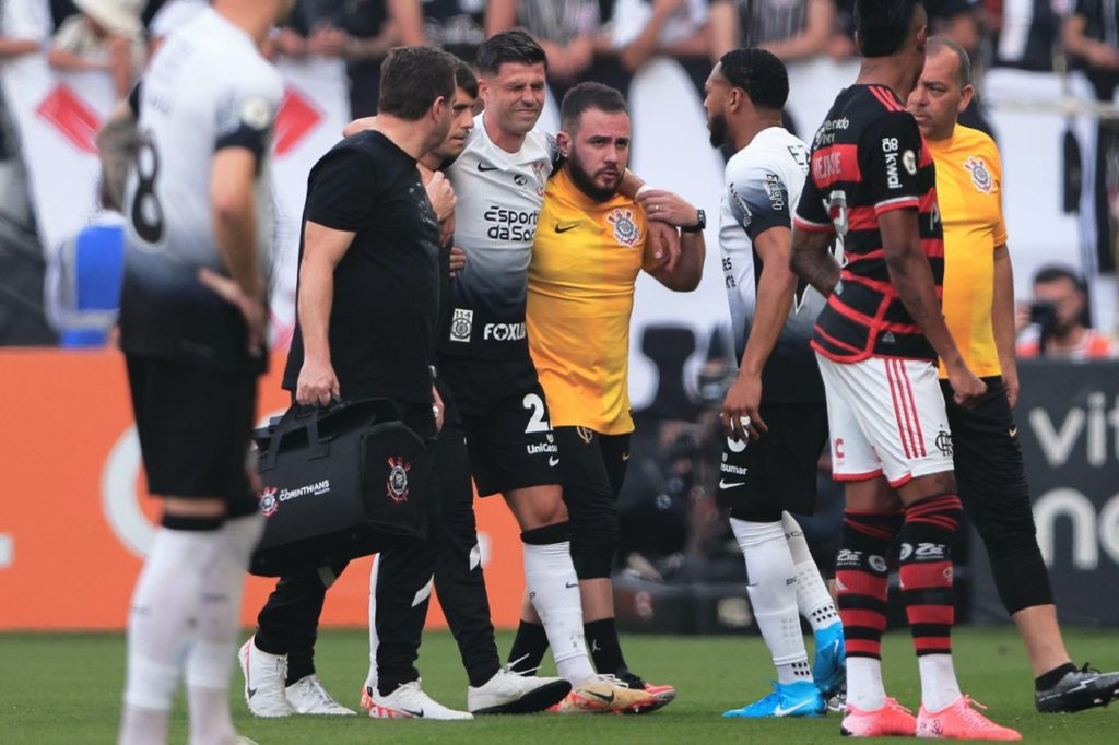 Atacante Héctor Hernández deixa o campo lesionado em jogo do Corinthians