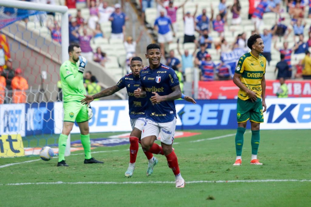 Volante Hércules comemora o gol da vitória do Fortaleza sobre o Cuiabá pelo Brasileirão