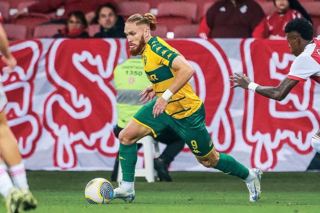 Atacante Isidro Pitta em jogo do Cuiabá no Brasileirão