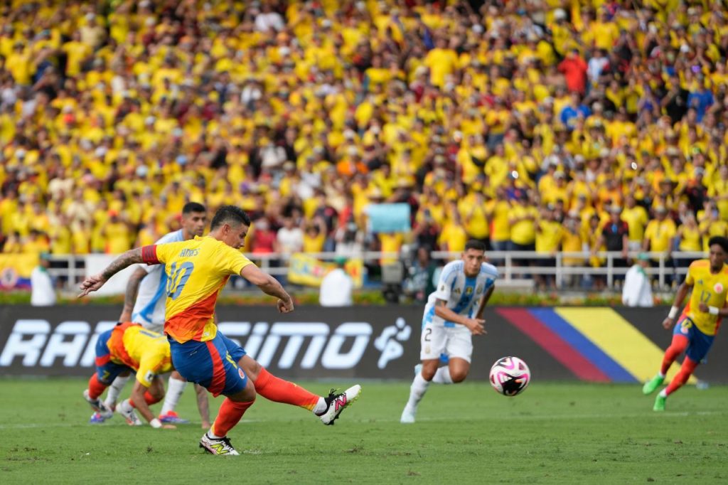 Meia James Rodríguez bate pênalti para marcar para a Colômbia na vitória sobre a Argentina em Barranquilla