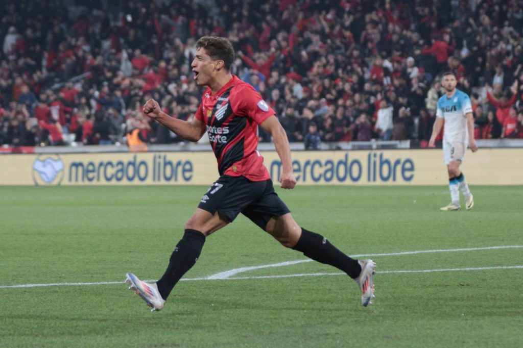 João Cruz comemorando gol do Athletico Paranaense na Arena da Baixada