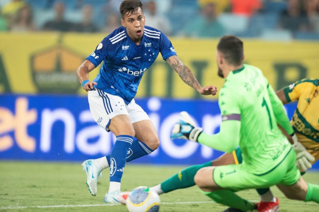 Atacante Kaio Jorge para na defesa de Walter no empate entre Cruzeiro e Cuiabá no Brasileirão