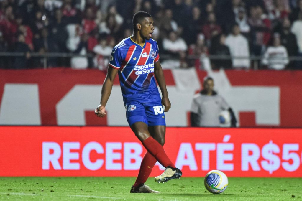 Zagueiro Kanu em jogo do Bahia no Brasileirão