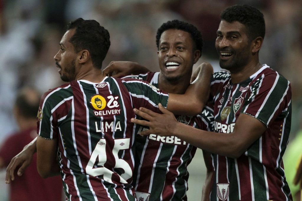 Keno comemora o segundo gol do Fluminense na vitória sobre o São Paulo no Maracanã