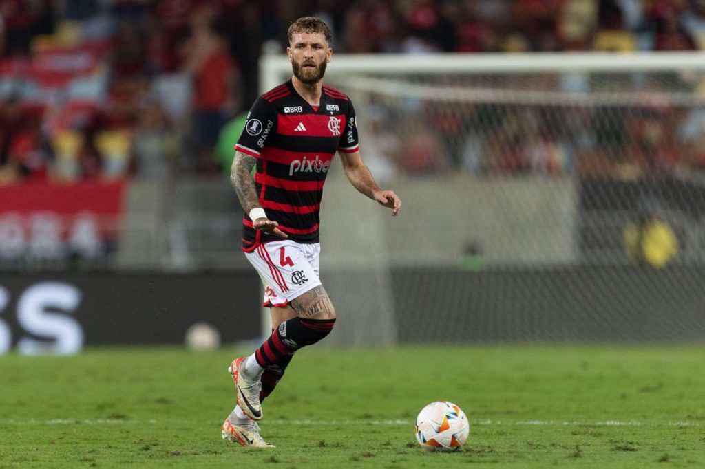 Zagueiro Léo Pereira em jogo do Flamengo no Maracanã