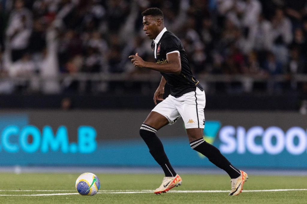 Zagueiro Léo em jogo do Vasco na Copa do Brasil