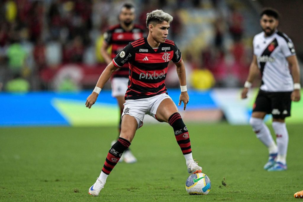 Atacante Luiz Araújo no clássico entre Flamengo e Vasco antes de sofrer lesão no joelho