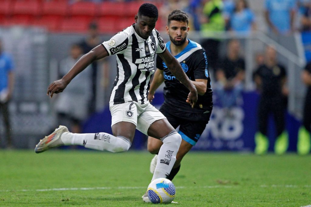 Atacante Luiz Henrique do Botafogo sendo marcado por Pepê do Grêmio em jogo no Mané Garrincha