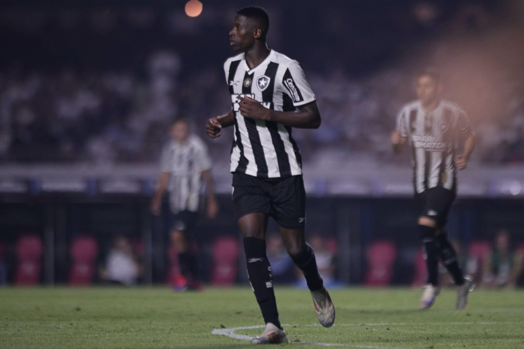 Atacante Luiz Henrique em jogo do Botafogo contra o São Paulo