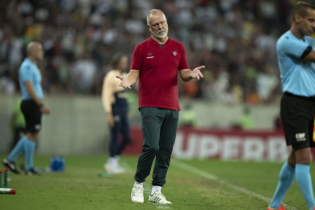 Técnico Mano Menezes no comando do Fluminense no Brasileirão