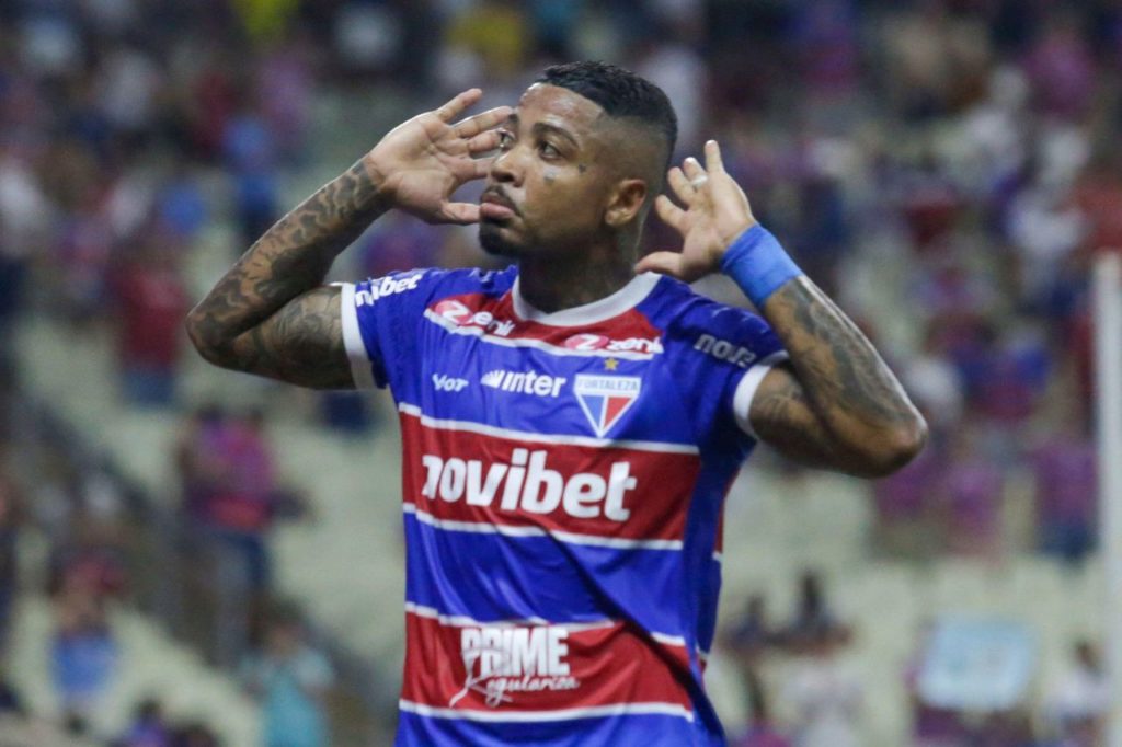 Marinho comemorando gol pelo Fortaleza na goleada sobre o Bahia no Castelão