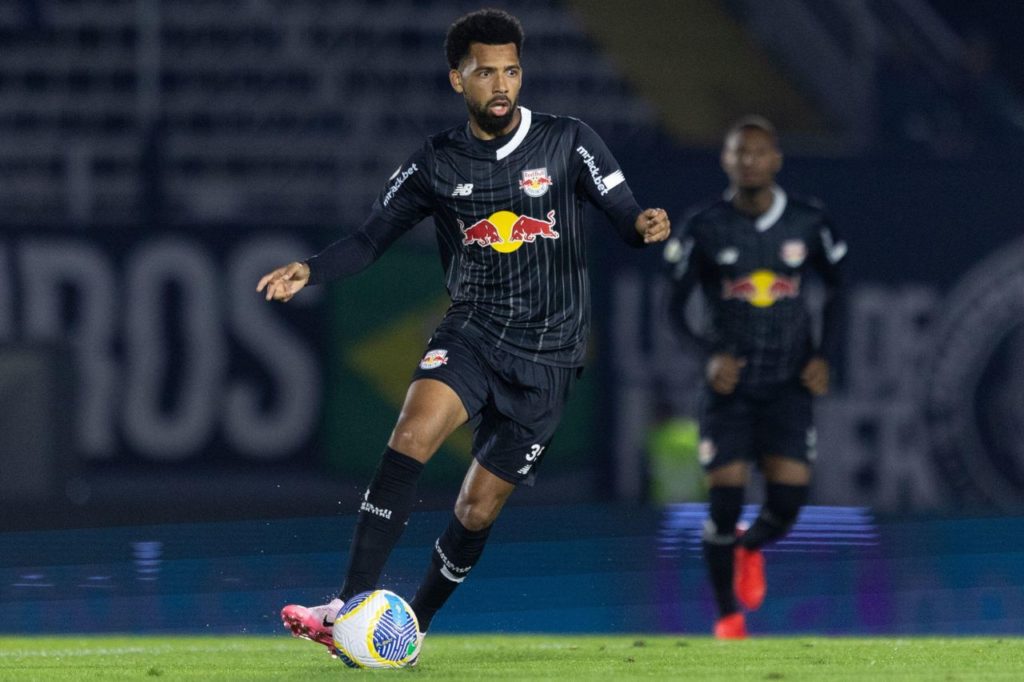 Volante Matheus Fernandes em jogo do Bragantino no Brasileirão