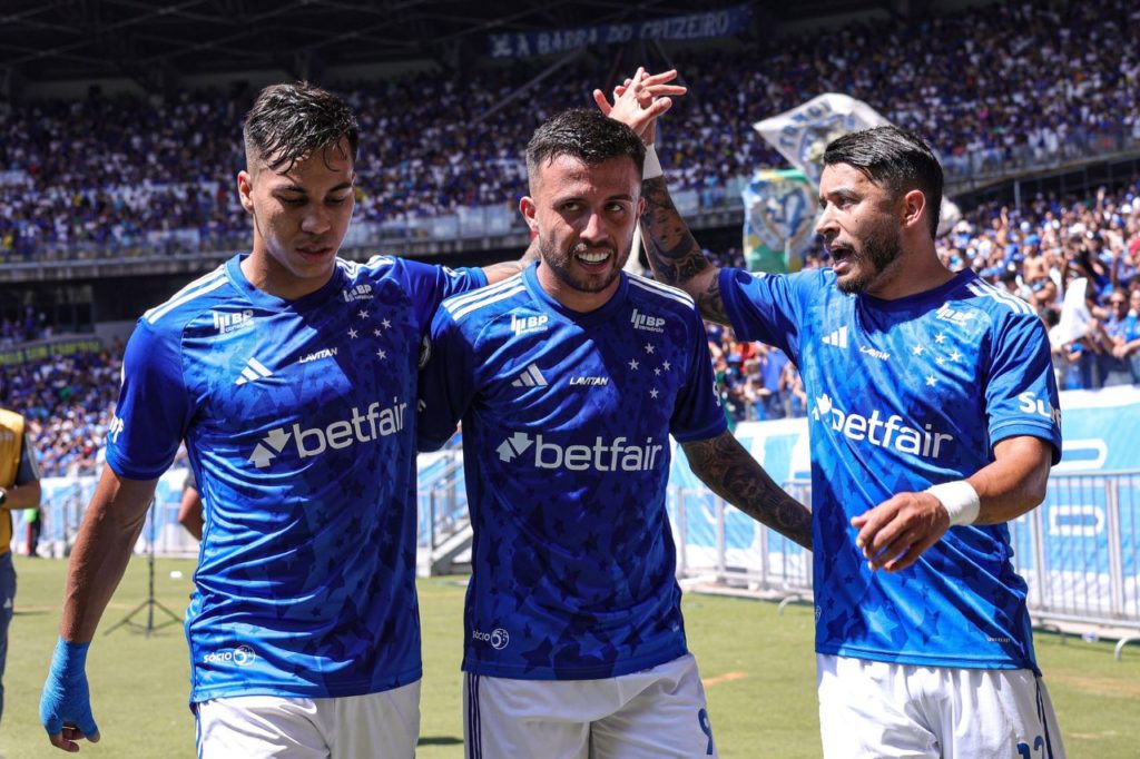 Matheus Henrique comemora com Kaio Jorge na vitória do Cruzeiro